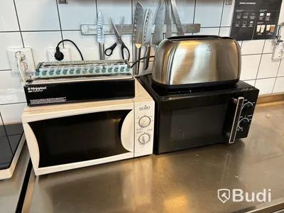 Rostfri bänk med ho & mycket tillbehör.