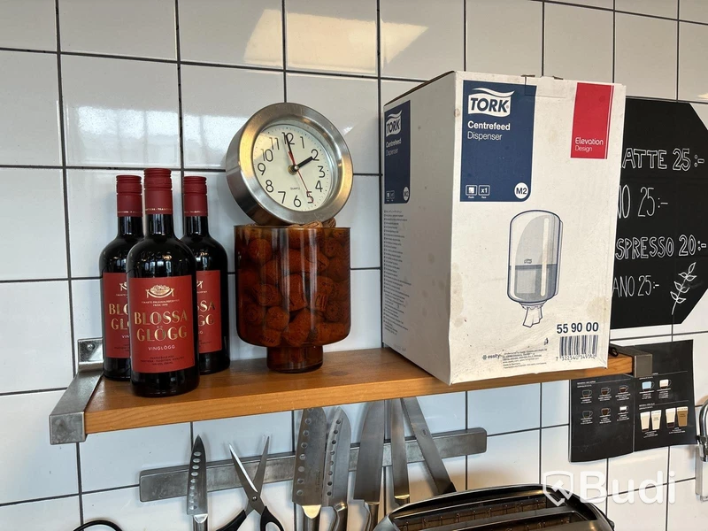 Rostfri bänk med ho & mycket tillbehör.