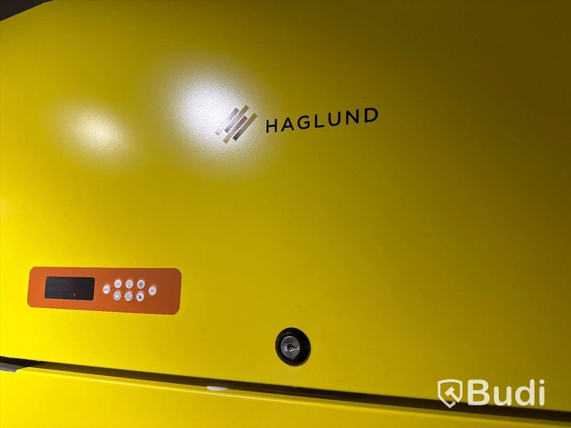 1st Haglunds fullhöjdskylar i gult. Modell BRIS-860FA. Tillverkad 2022