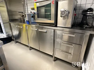 Arbetsbänk i rostfritt med 4st skåp samt 3st lådor