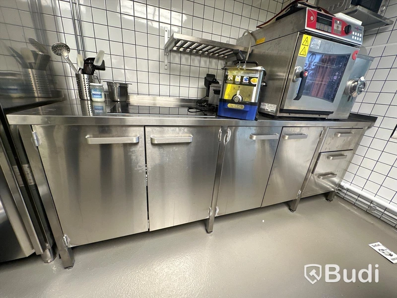 Arbetsbänk i rostfritt med 4st skåp samt 3st lådor