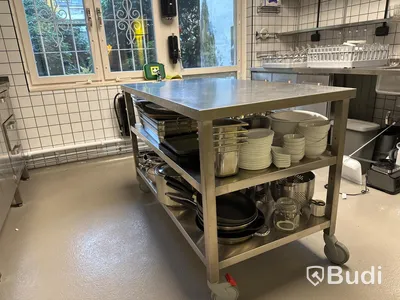 Arbetsbänk i rostfritt på hjul