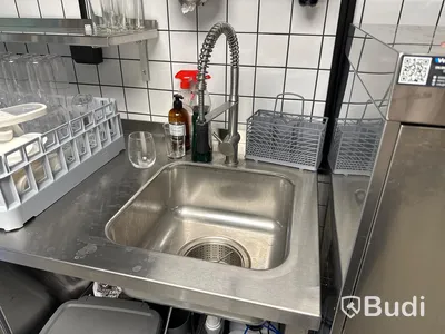 Rostfri arbetsbänk med ho och blandare samt kylbänk med 2st skåp samt 1st låda