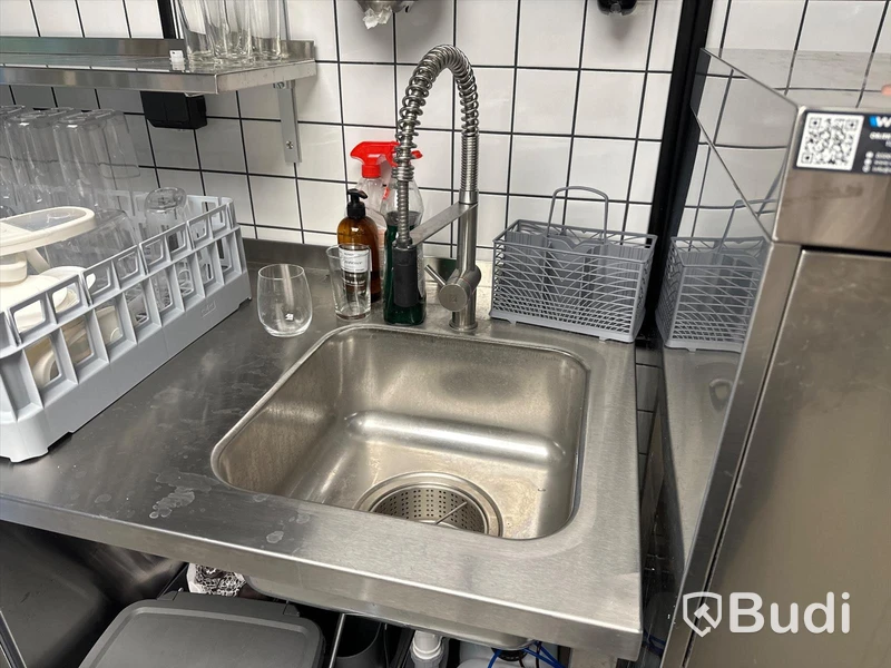 Rostfri arbetsbänk med ho och blandare samt kylbänk med 2st skåp samt 1st låda