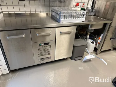 Rostfri arbetsbänk med ho och blandare samt kylbänk med 2st skåp samt 1st låda