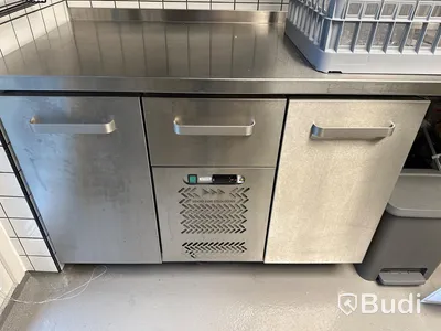 Rostfri arbetsbänk med ho och blandare samt kylbänk med 2st skåp samt 1st låda
