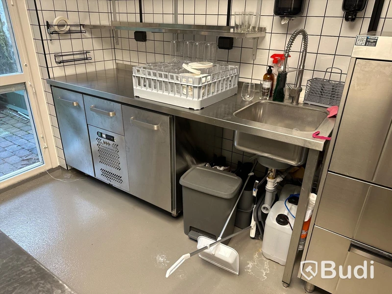 Rostfri arbetsbänk med ho och blandare samt kylbänk med 2st skåp samt 1st låda