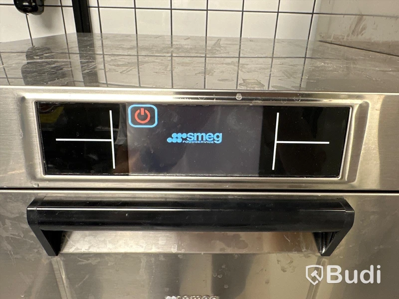 Smeg diskmaskin för diskbackar med digital display och lucka för diskbackar