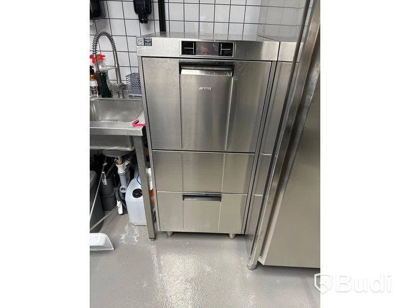 Smeg diskmaskin för diskbackar med digital display och lucka för diskbackar