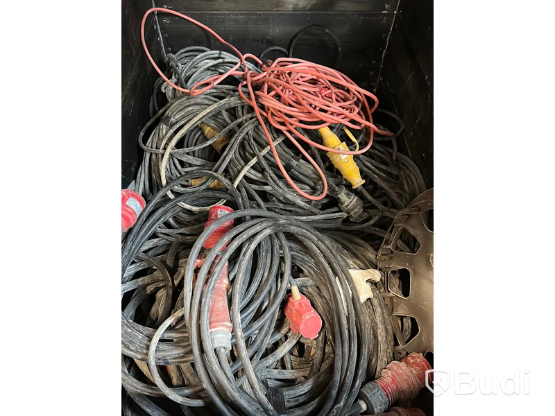Pall med diverse elkablage