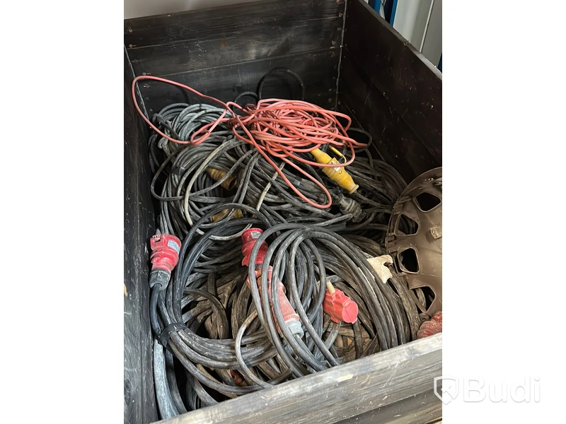 Pall med diverse elkablage