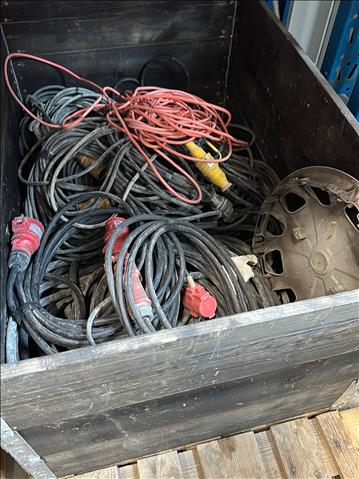 Pall med diverse elkablage