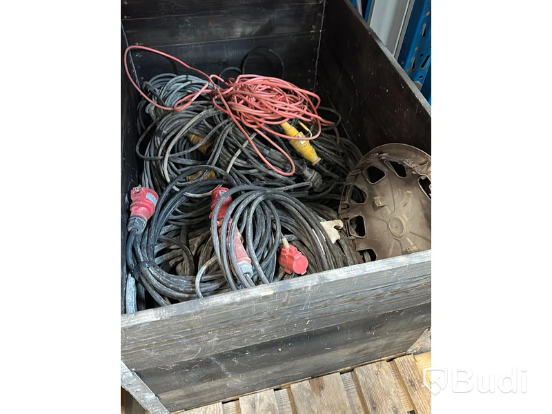 Pall med diverse elkablage