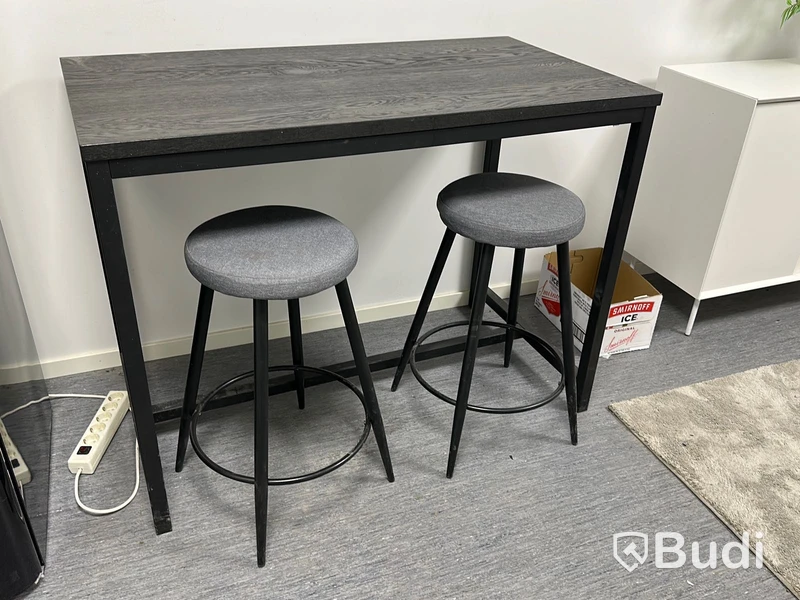 Bord samt 2st sittpallar