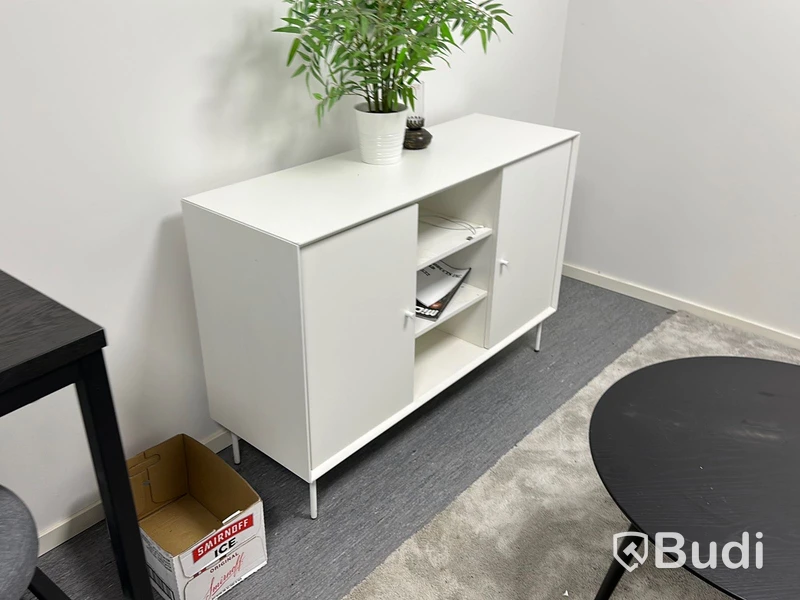Bäddsoffa samt matta och soffbord samt skåp