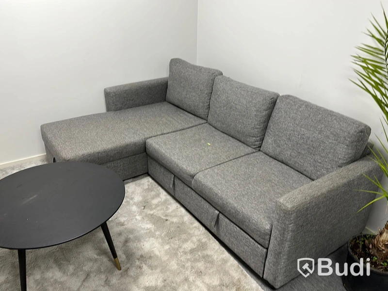 Bäddsoffa samt matta och soffbord samt skåp
