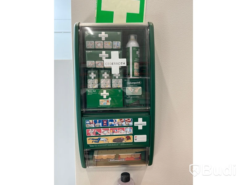 Väggmonterad förbandslåda