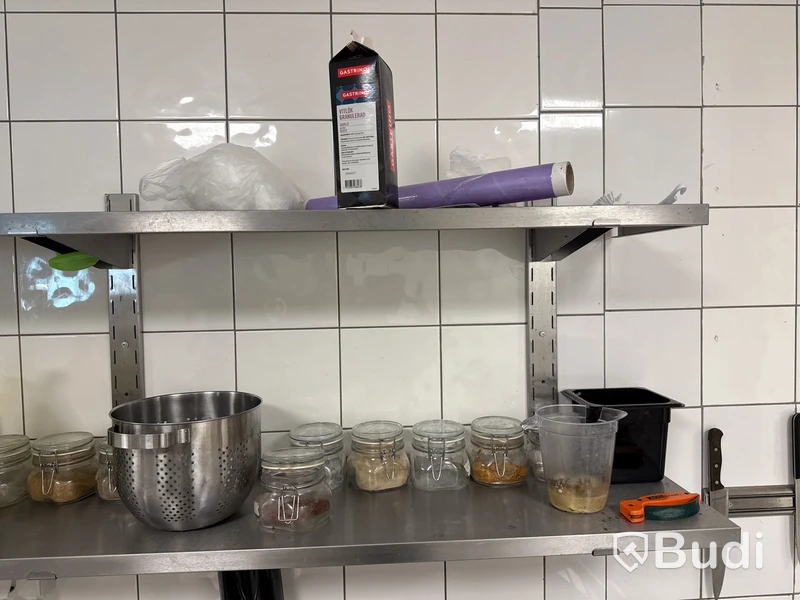 Diskbänk med blandare, hyllor m.m.