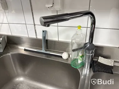 Diskbänk med blandare, hyllor m.m.
