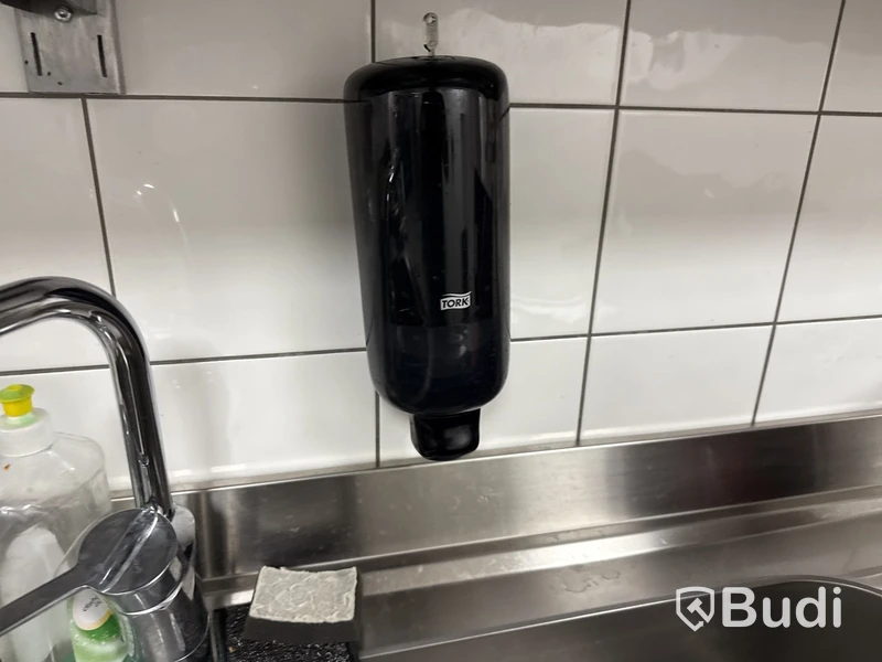 Diskbänk med blandare, hyllor m.m.
