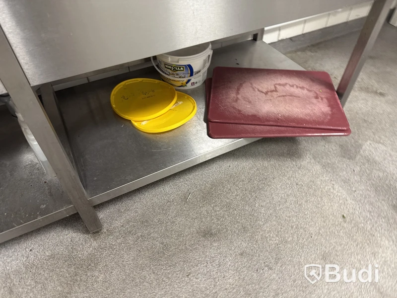 Diskbänk med blandare, hyllor m.m.