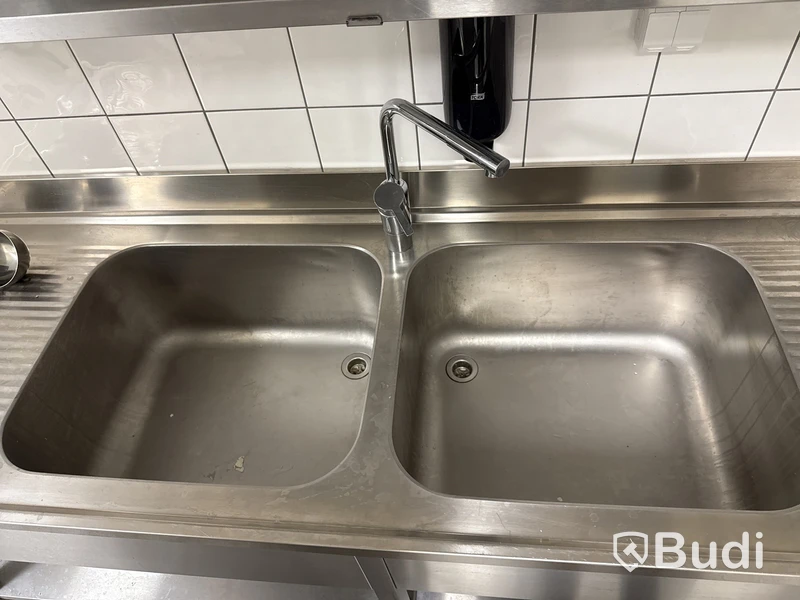 Diskbänk med blandare, hylla m.m.