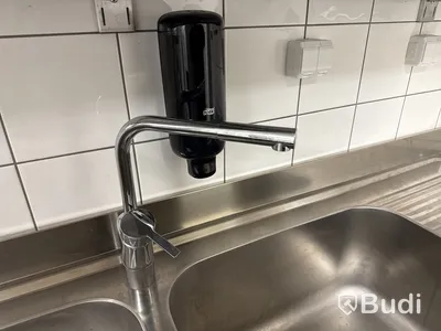 Diskbänk med blandare, hylla m.m.