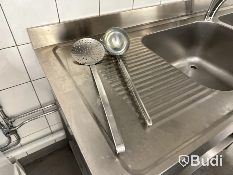 Diskbänk med blandare, hylla m.m.