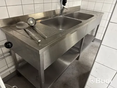 Diskbänk med blandare, hylla m.m.
