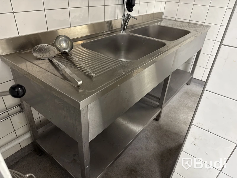 Diskbänk med blandare, hylla m.m.