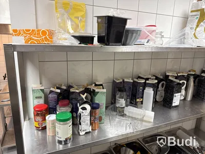 Rostfri hylla med innehåll