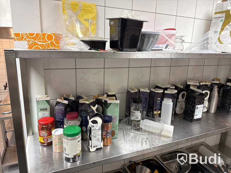 Rostfri hylla med innehåll