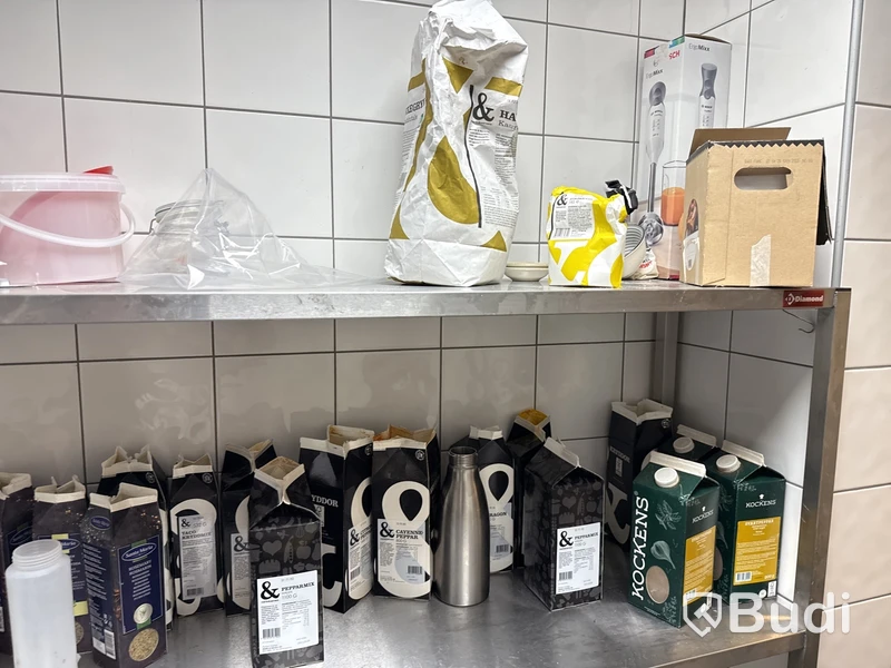 Rostfri hylla med innehåll