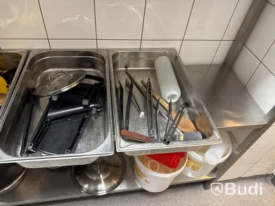 Rostfri hylla med innehåll