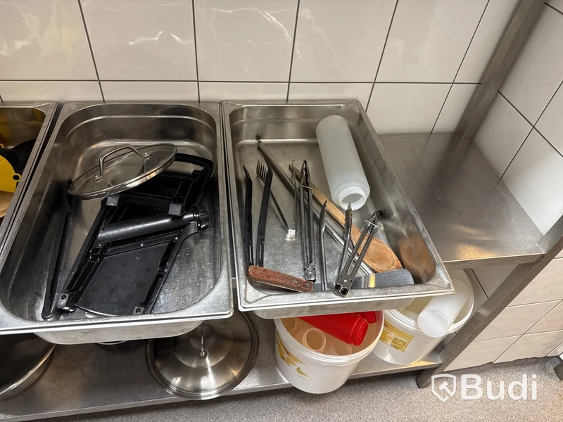 Rostfri hylla med innehåll