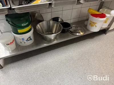 Rostfri hylla med innehåll