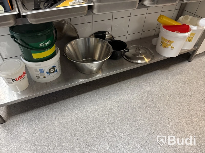 Rostfri hylla med innehåll