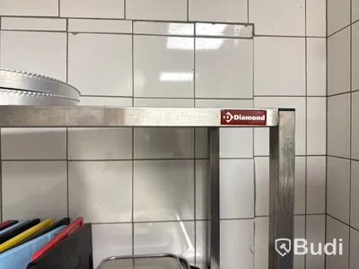 Rostfri hylla med innehåll