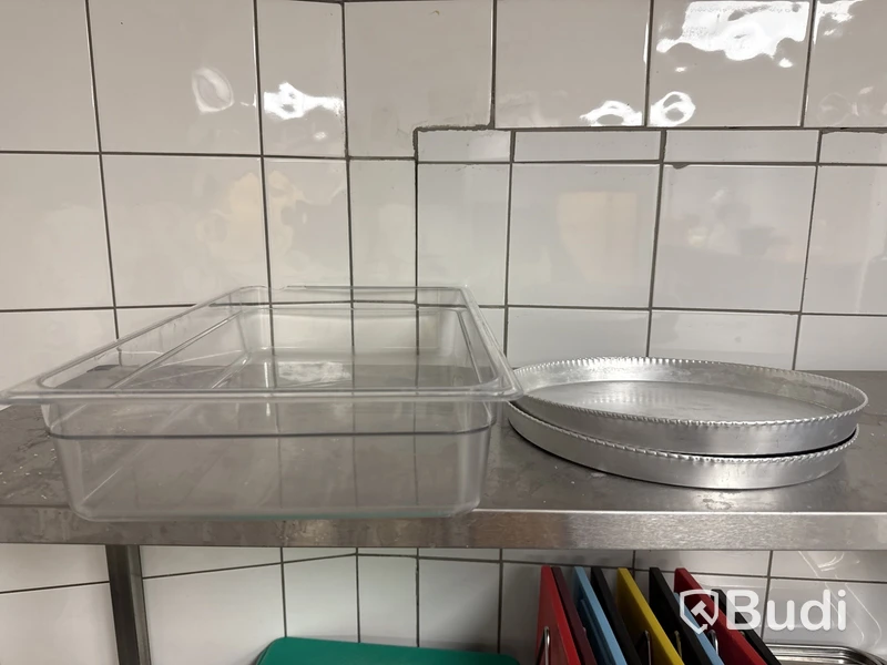 Rostfri hylla med innehåll