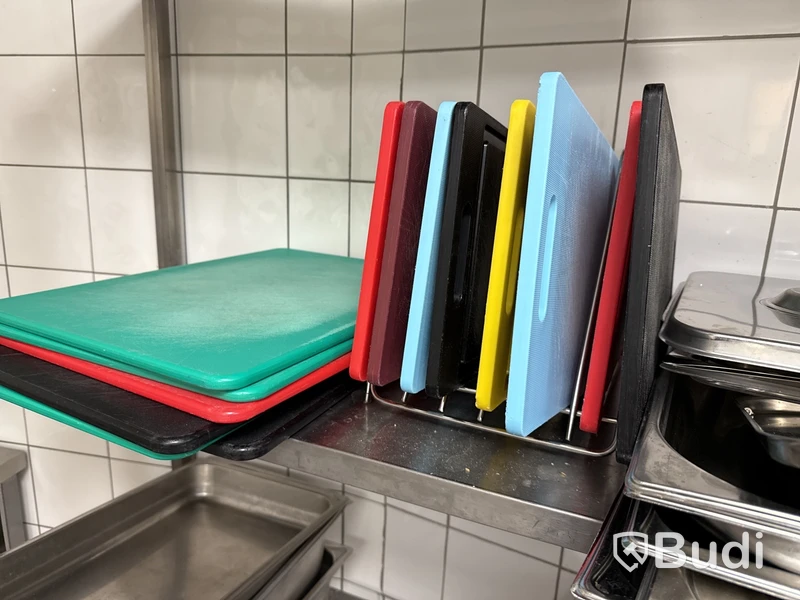 Rostfri hylla med innehåll