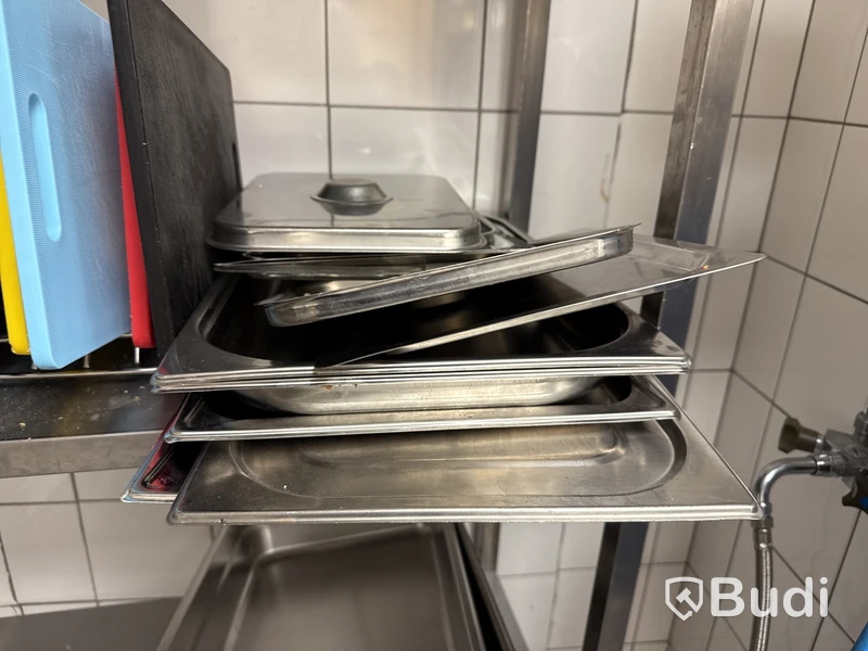 Rostfri hylla med innehåll
