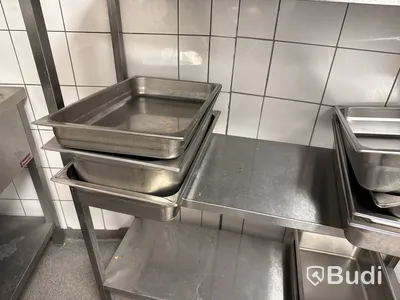 Rostfri hylla med innehåll