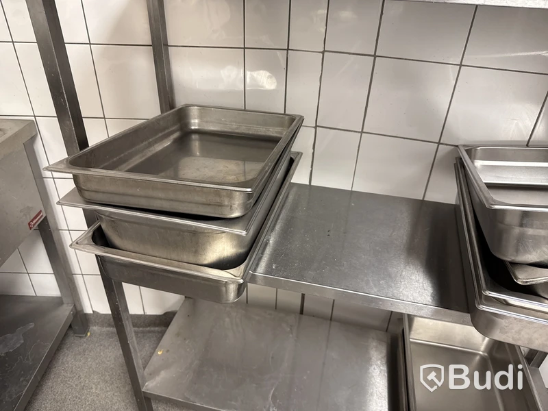 Rostfri hylla med innehåll