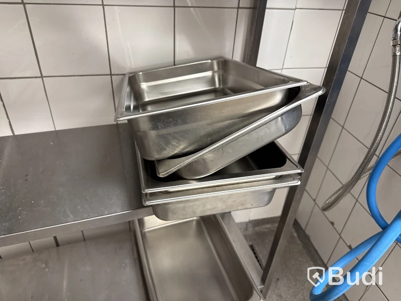 Rostfri hylla med innehåll