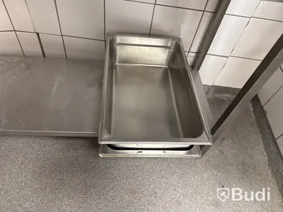 Rostfri hylla med innehåll