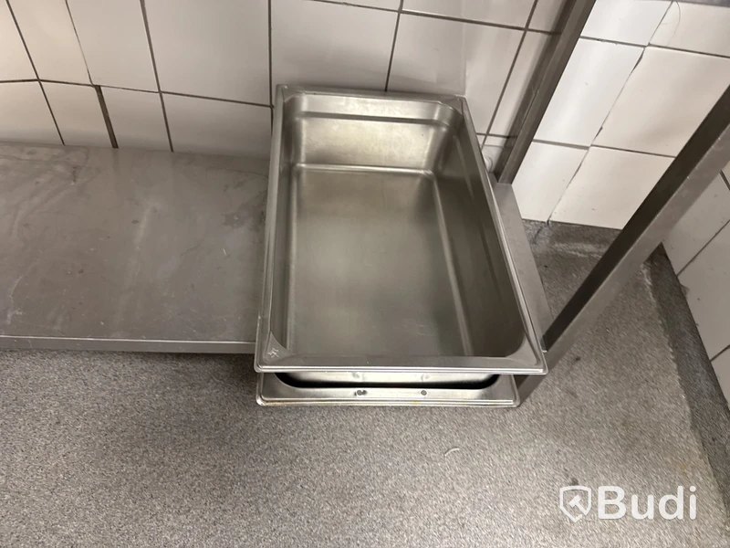 Rostfri hylla med innehåll