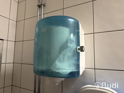 Rostfri hylla med innehåll