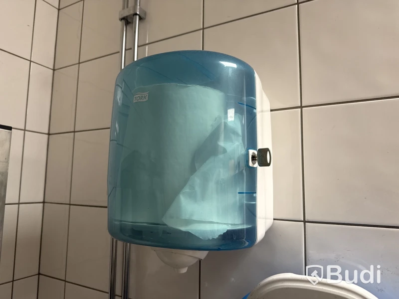 Rostfri hylla med innehåll