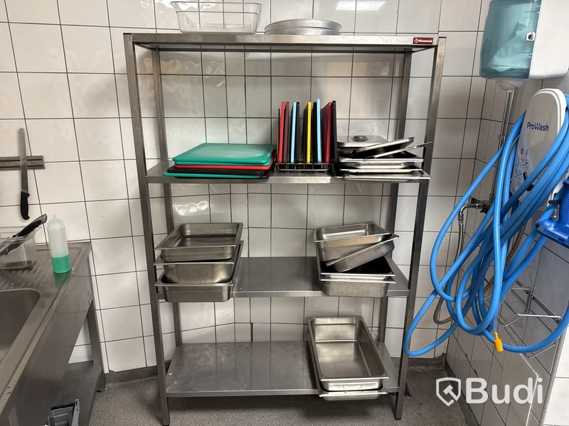 Rostfri hylla med innehåll