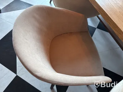 Fåtöljer, soffor och bord.